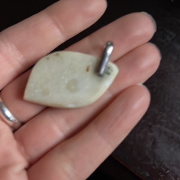 White stone pendant with sterling silver ‘clasp’ - Picture 4 of 6